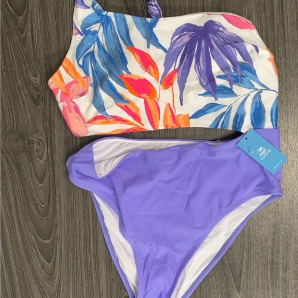 Pretty Cupshe women’s swimsuit. Size large